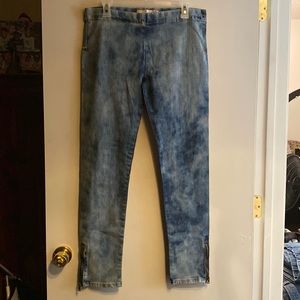 Ladies blue denim jeans with zippers at the ankles by just1one